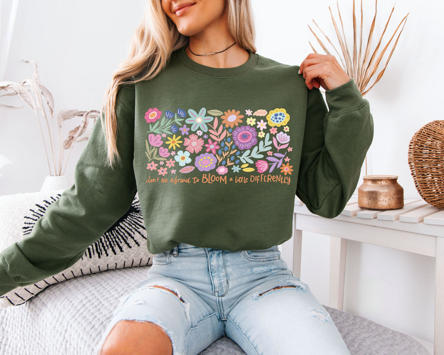 Minimalist Floral Line Art Tee – Modern Garden Sketch T-Shirt, Soft Everyday Nature Top, Simple Bloom Graphic Shirt