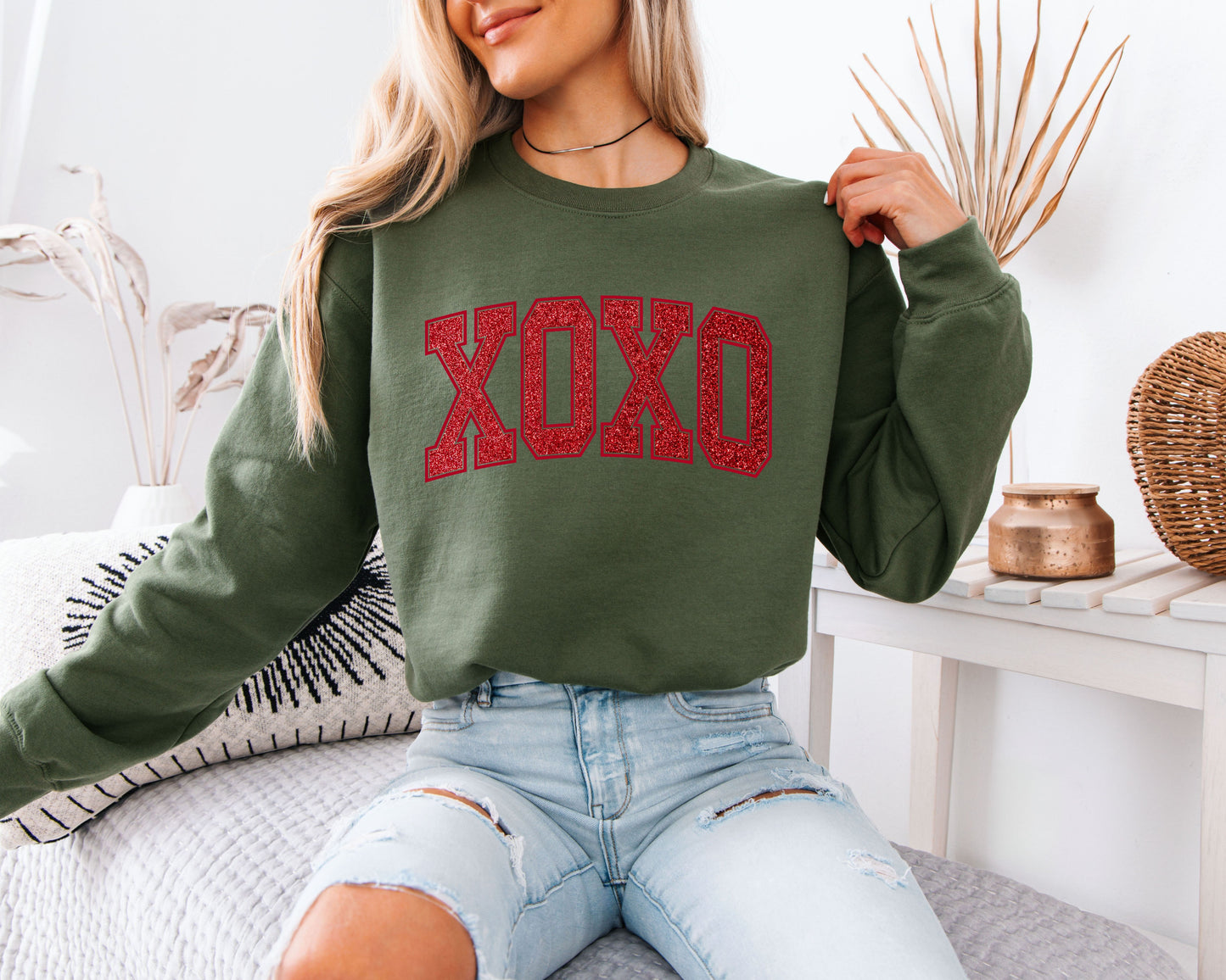 XOXO Glitter Red Varsity Sweatshirt - Valentine’s Day Pullover, Sparkling Love Statement Jumper, Cute Romantic Gift for Her, Glamorous XOXO Holiday Crewneck