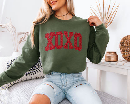 XOXO Glitter Red Varsity Sweatshirt - Valentine’s Day Pullover, Sparkling Love Statement Jumper, Cute Romantic Gift for Her, Glamorous XOXO Holiday Crewneck
